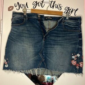Express denim miniskirt with embroidery.